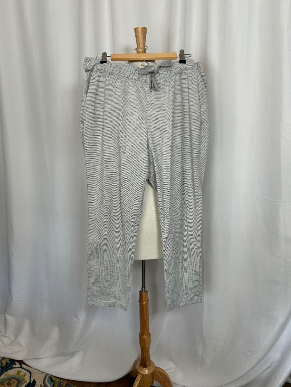 LULULEMON ON THE FLY GRAY STRIPED PANTS WITH A DRAWSTRING WAIST - SIZE LARGE
